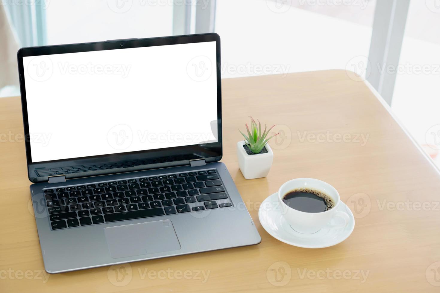 laptop en gadgets op tafel foto