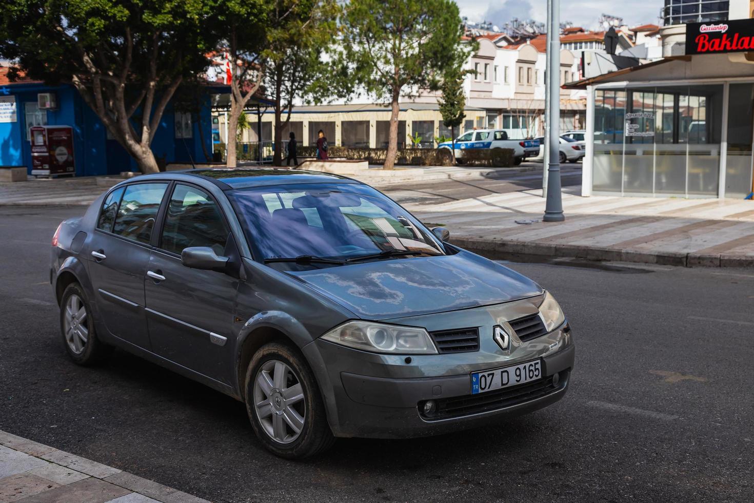 Side Turkey 20 februari 2022 grijze renault megane staat op een warme zomerdag op straat geparkeerd tegen de achtergrond van winkels foto