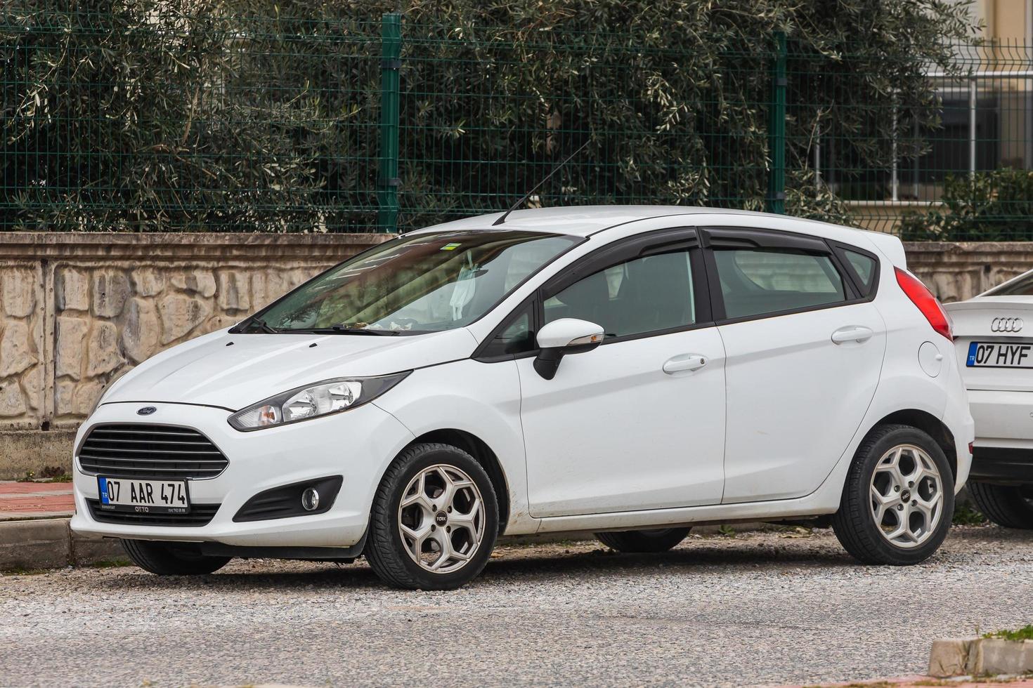 kant turkije 23 februari 2022 witte ford fiesta is geparkeerd op straat op een warme dag tegen de achtergrond van een buildung, park foto