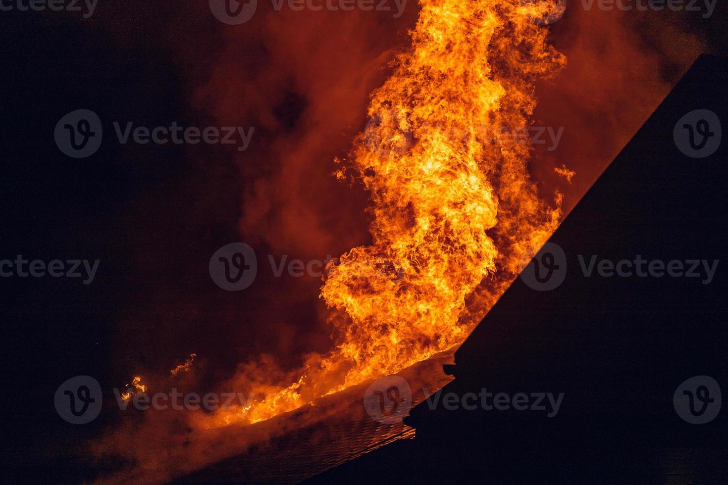 huis 's nachts in brand. onderwerpen als brandstichting en branden, rampen en extreme gebeurtenissen. foto