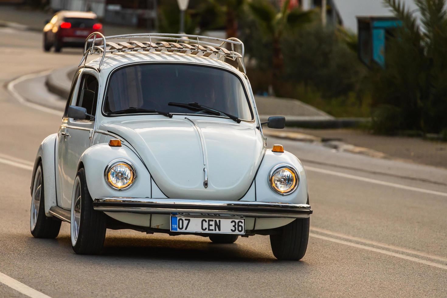 kant turkije 04 maart 2022 vintage witte auto volkswagen kever op de achtergrond van een stad straat, vooraanzicht. legendarische retro auto in een stedelijke omgeving foto