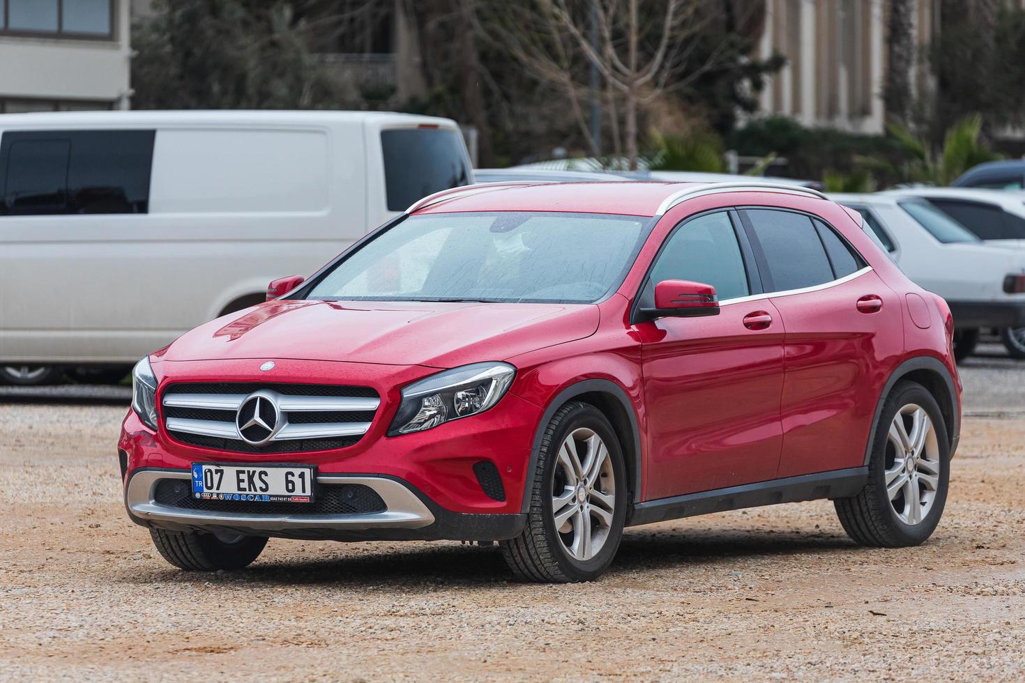 kant turkije 03 maart 2022 rode mercedes benz gla geparkeerd op straat op een warme dag foto