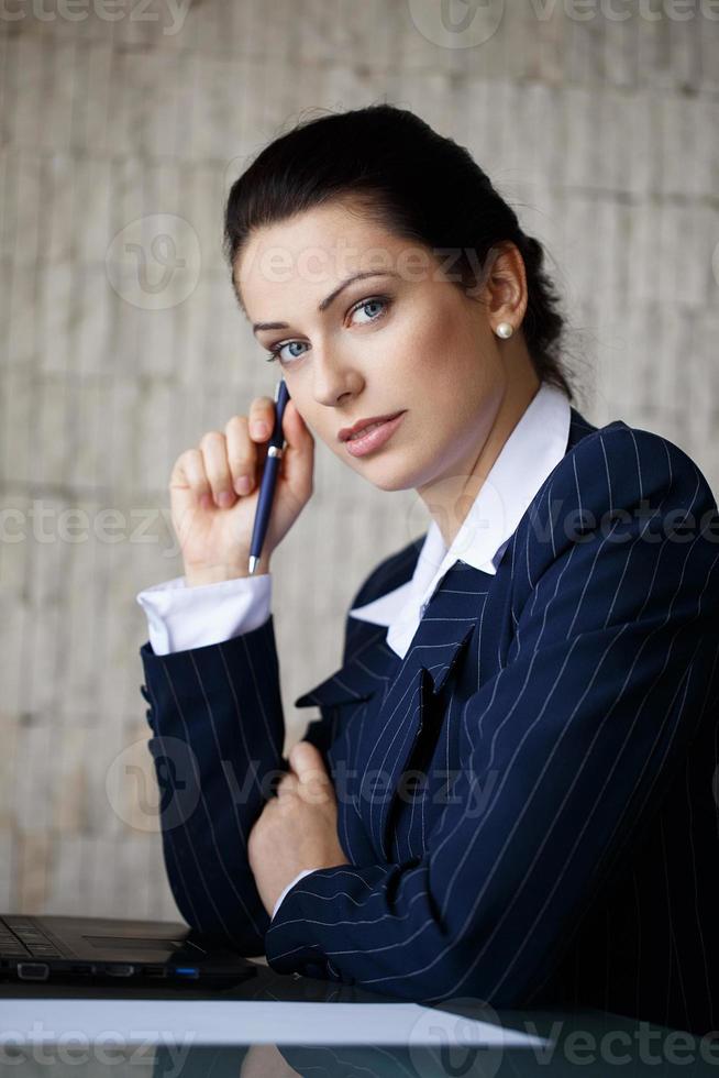 zakenvrouw op zoek met blauwe ogen foto