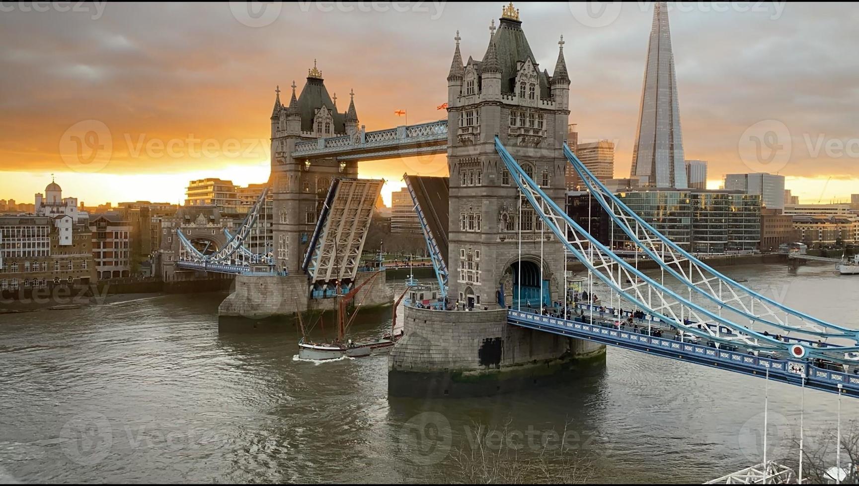 's avonds uitzicht op de torenbrug in Londen foto