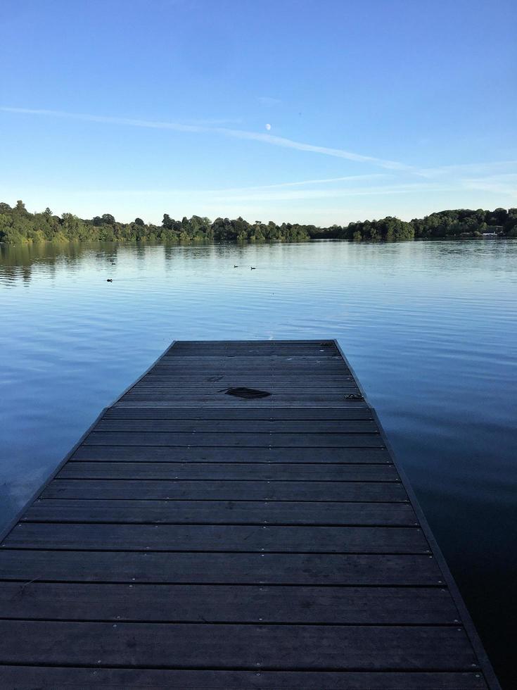 uitzicht op het meer van ellesmere in de avondzon foto