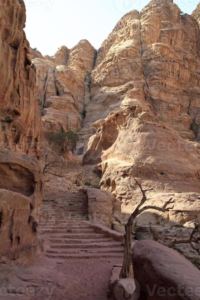 trap die leidt door een vallei in de woestijnstad Petra, Jordanië foto