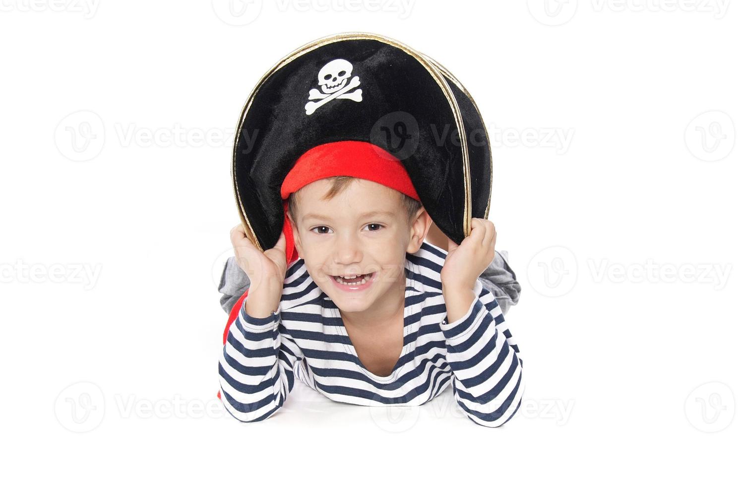 jonge jongen verkleed als piraat over wit foto