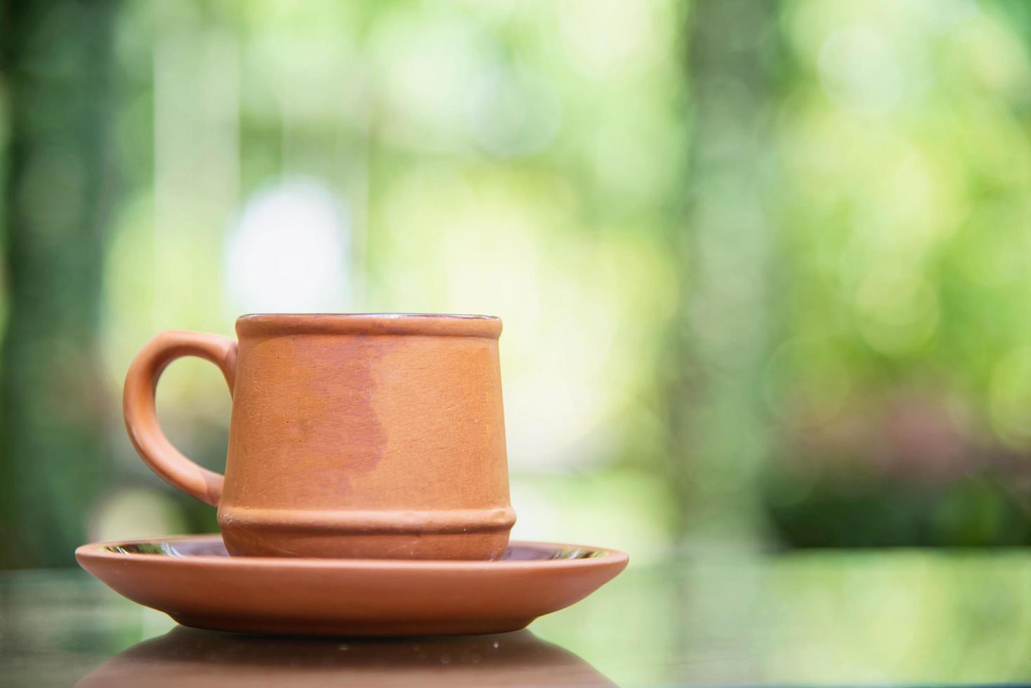 koffiekopje op groene tuin achtergrond - koffie met natuur achtergrond concept foto