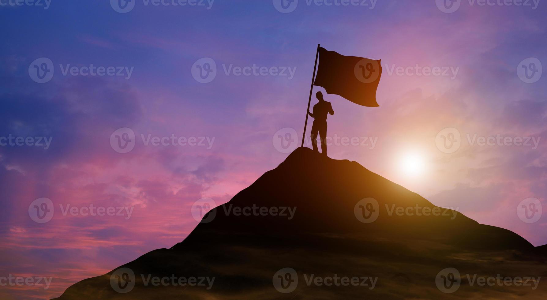 zakenman met vlag bovenop berg. succes, het bereiken van doel, leiderschap en bedrijfsprestatieconcept foto