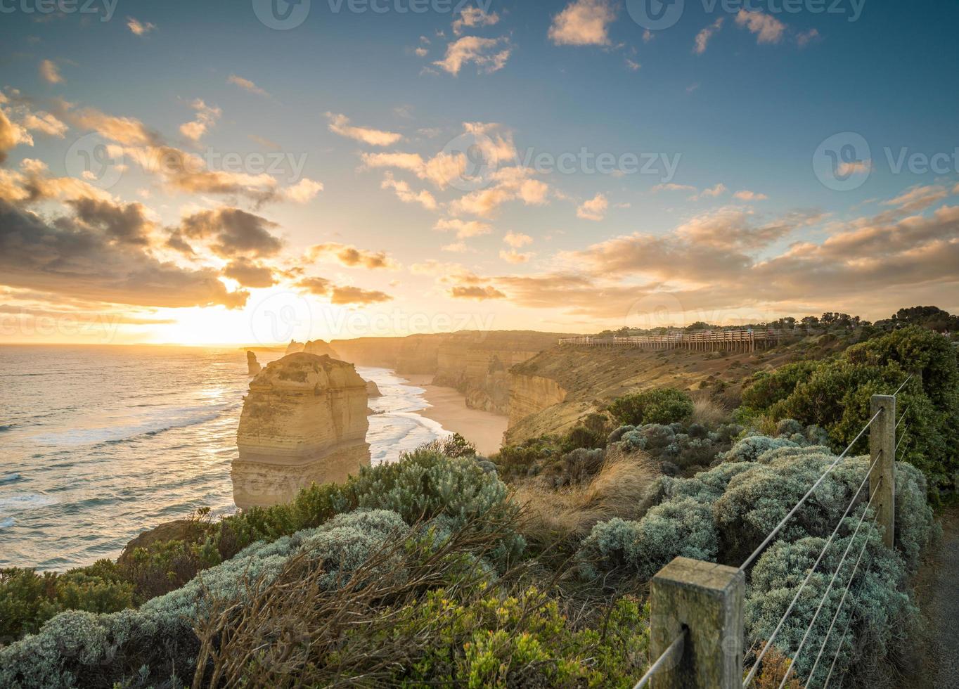 twaalf apostel de iconische rotsformatie tijdens de zonsondergang op de grote oceaanweg van victoria staat australië. foto