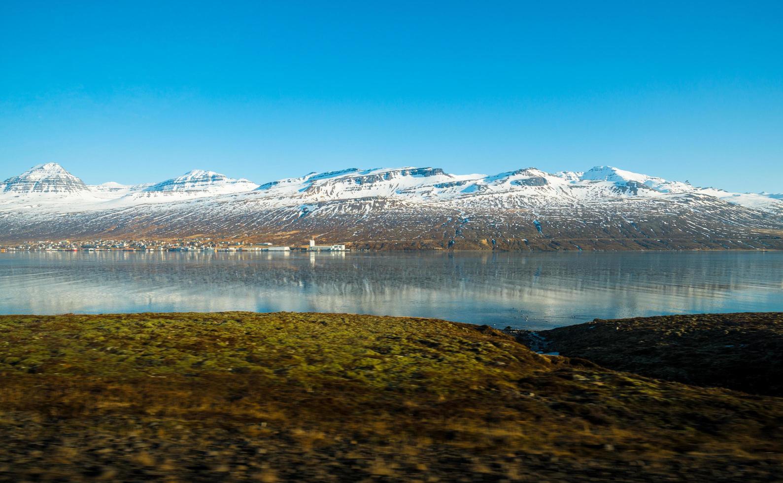 de landschapsmening van snowcap-bergen die in de fjord van Oost-IJsland reiken. foto