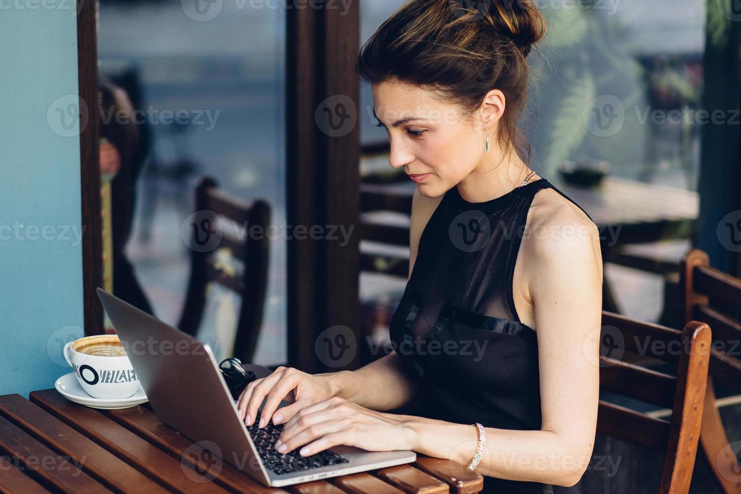 aantrekkelijke zakenvrouw werken op zijn laptop foto