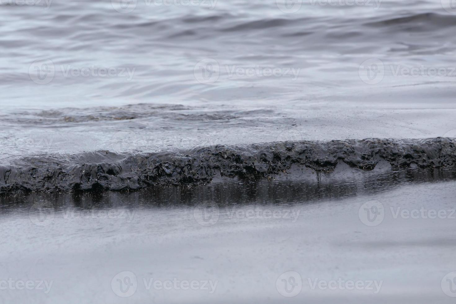 ruwe olie lekkage op het strand foto