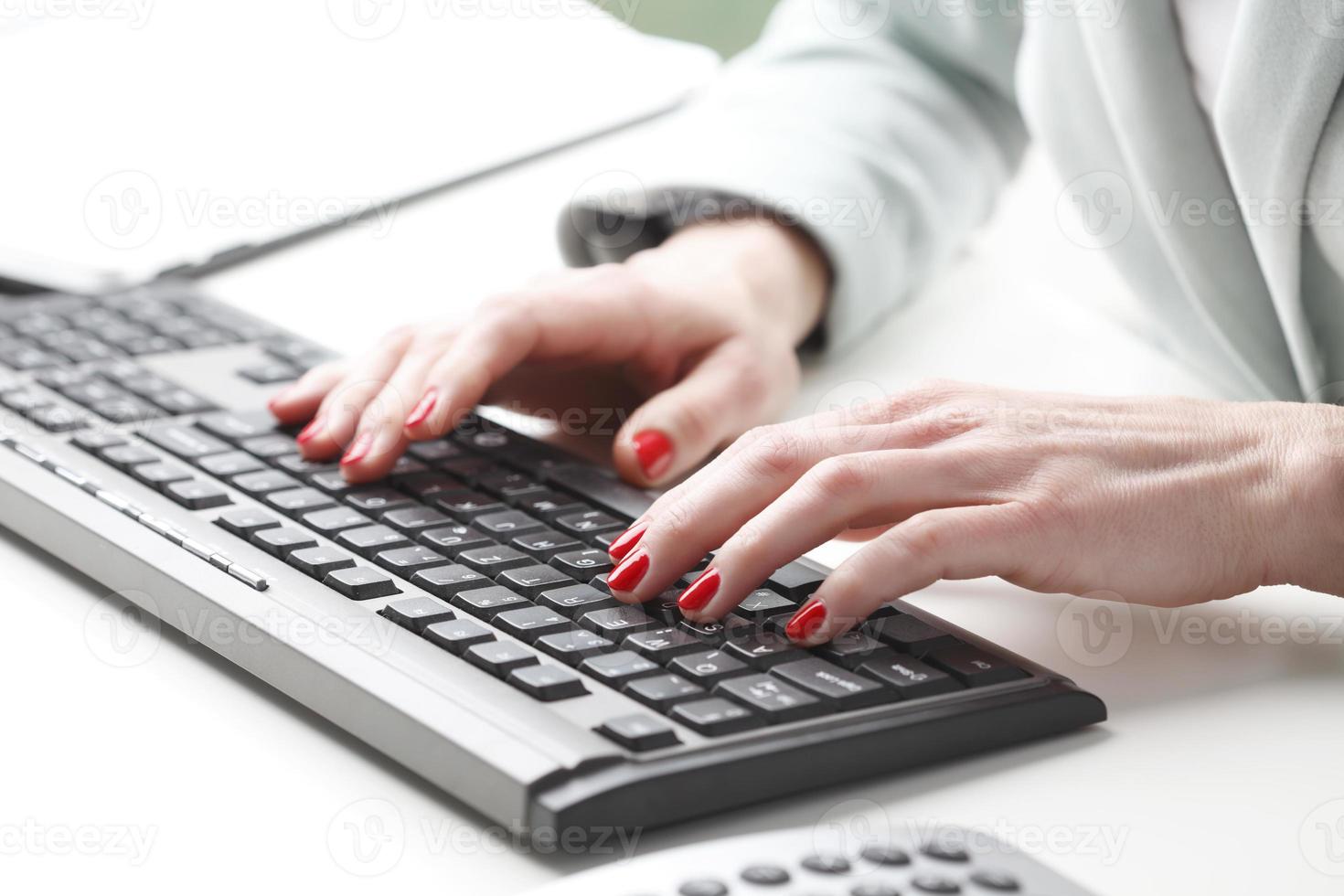 zakenvrouw typen op toetsenbord foto
