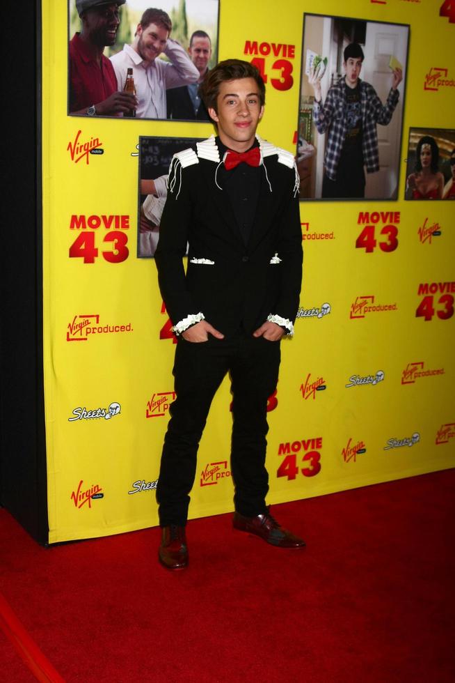 los angeles, 23 jan - jimmy bennett arriveert bij de première van film 43 los angeles in het chinese theater op 23 januari 2013 in los angeles, ca foto