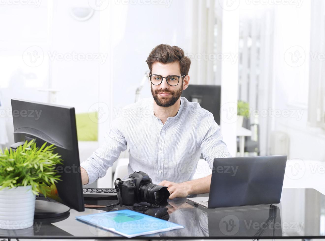 jonge man aan het werk op computer foto