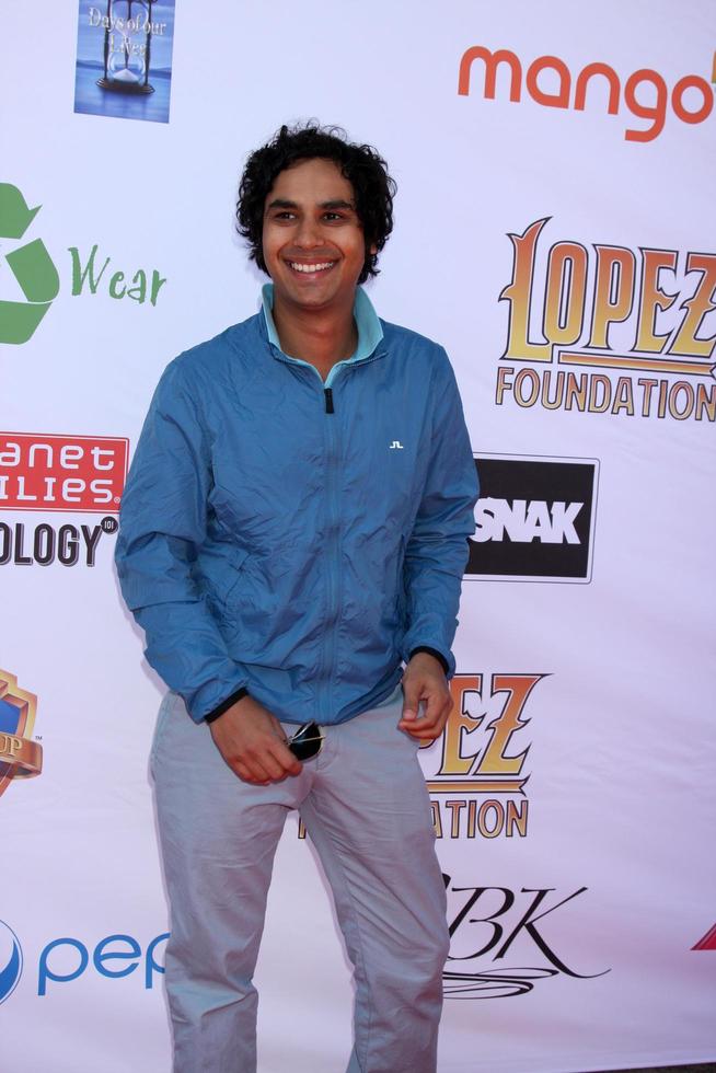 los angeles, 7 mei - kunal nayyar arriveert op 7 mei 2012 op de 5e jaarlijkse george lopez celebrity golf classic bij de golfclub aan het meer in toluca lake, ca. foto