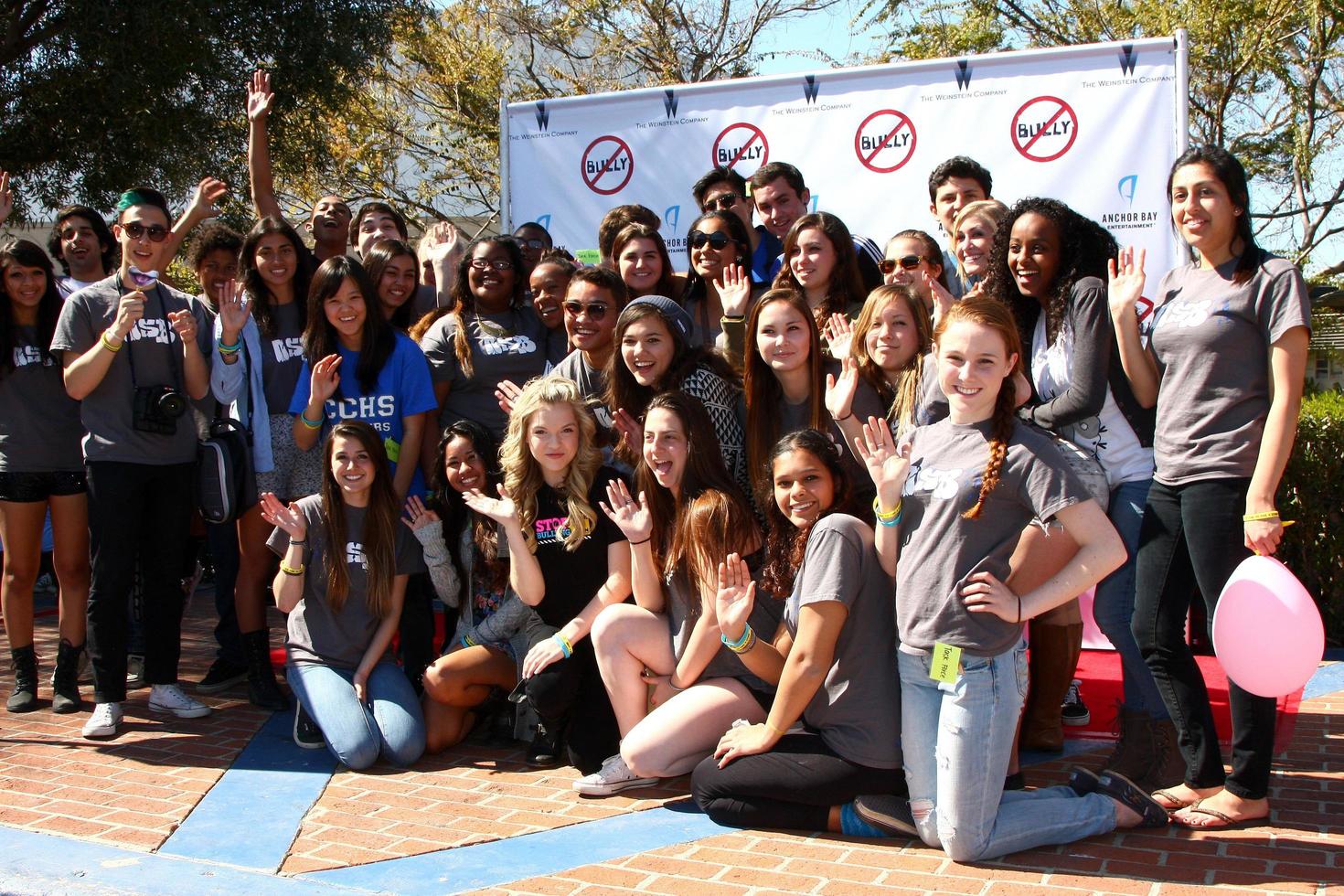 culver city, 28 feb - cchs leiderschap met shauna case bij de bully documentaire ballon release evenement op de culver city high school op 28 februari 2013 in culver city, ca foto