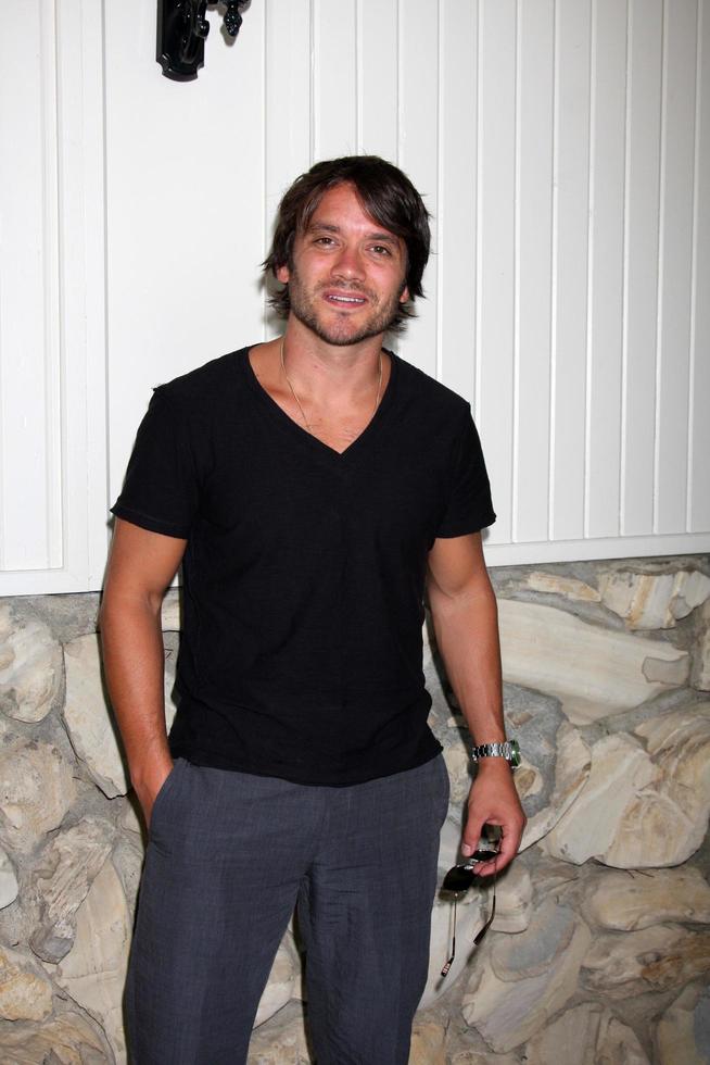 Los Angeles, 21 jul - Dominic Zamprogna arriveert op de 2012 algemene ziekenhuis fanclub lunch in Sportsman's Lodge op 21 juli 2012 in Studo City, ca. foto