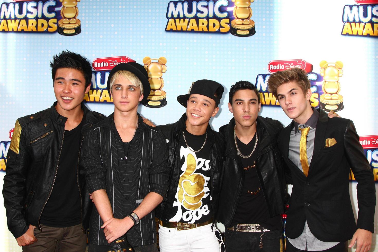 los angeles, 27 april - im5 arriveert bij de radio disney music awards 2013 in het nokia theater op 27 april 2013 in los angeles, ca foto