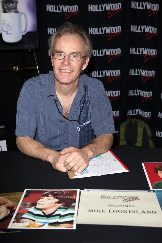 burbank, 22 april - mike lookinland neemt deel aan de hollywood show op burbank airport marriott op 22 april 2012 in burbank, ca foto