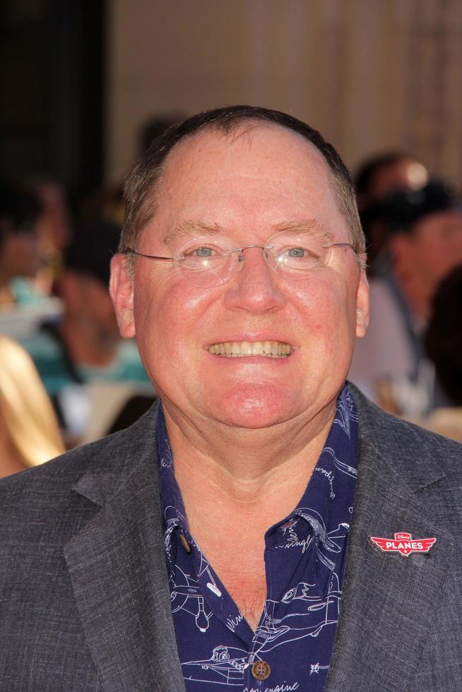 los angeles, 5 aug - john lasseter arriveert bij de wereldpremière van vliegtuigen in de el capitan op 5 augustus 2013 in los angeles, ca foto