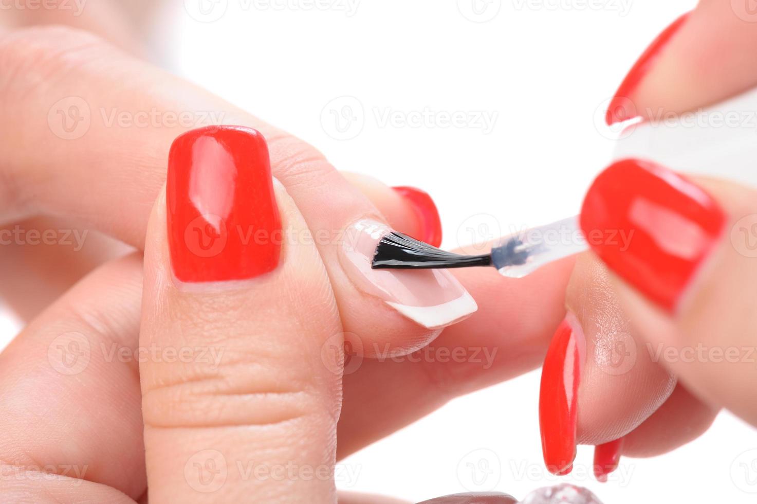 manicure, aanbrengen van helder glazuur foto