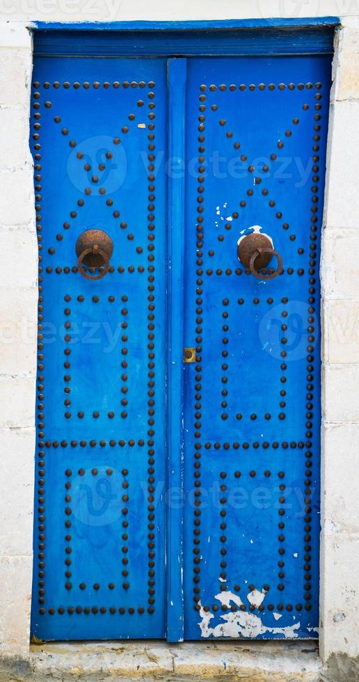 blauwe oude deur met ornament van sidi bou zei foto