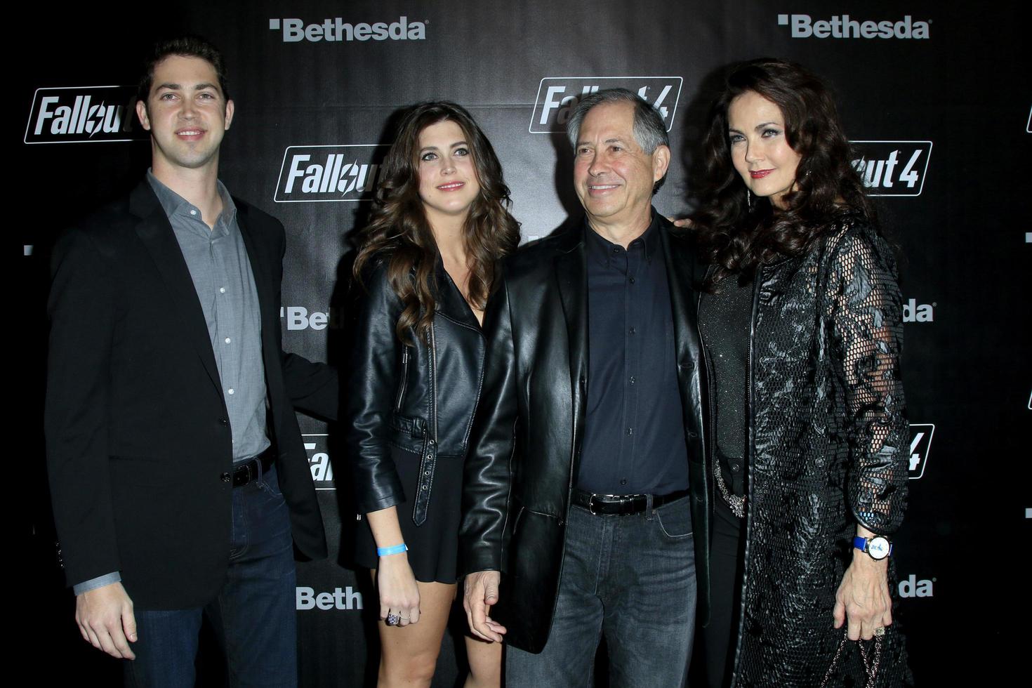 los angeles, nov 05 - lynda carter, familie bij de lancering van de fallout 4 videogame in het centrum op 5 november 2015 in los angeles, ca foto