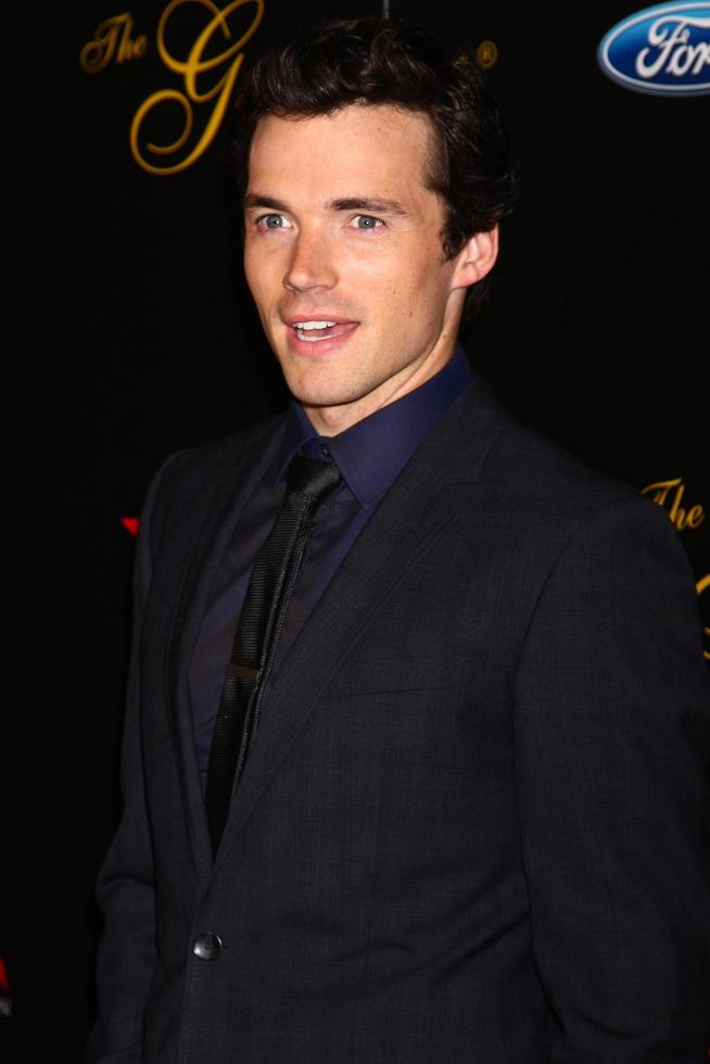 los angeles, 21 mei - ian harding arriveert op het 38e jaarlijkse gracie awards-gala in het beverly hilton hotel op 21 mei 2013 in beverly hills, ca. foto