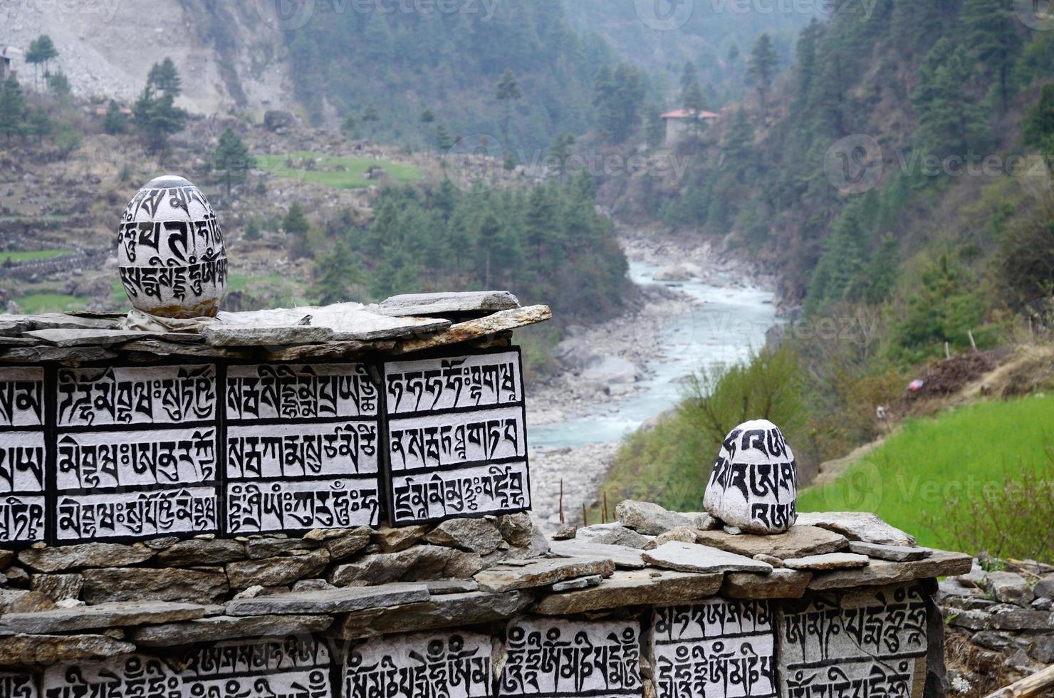 boeddhistische stenen met heilige mantra's in de buurt van Dudh Kosi River, Nepal foto