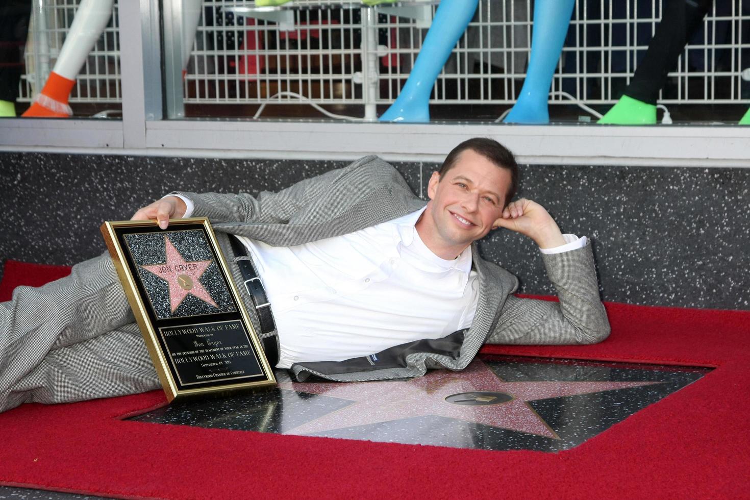 los angeles, 19 sep - jon cryer bij de jon cryer hollywood walk of fame ster ceremonie bij hollywood walk of fame op 19 september 2011 in los angeles, ca foto