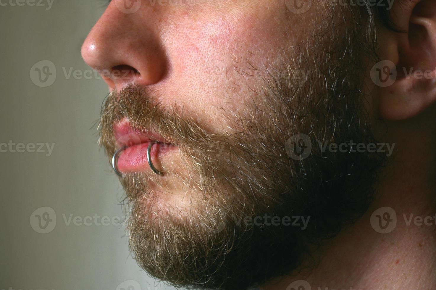 Vul in dwaas vernieuwen close up van man's gezicht met lip piercings 880371 Stockfoto