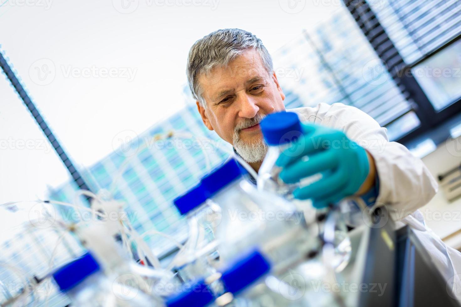 senior mannelijke onderzoeker uitvoeren van wetenschappelijk onderzoek in een lab foto