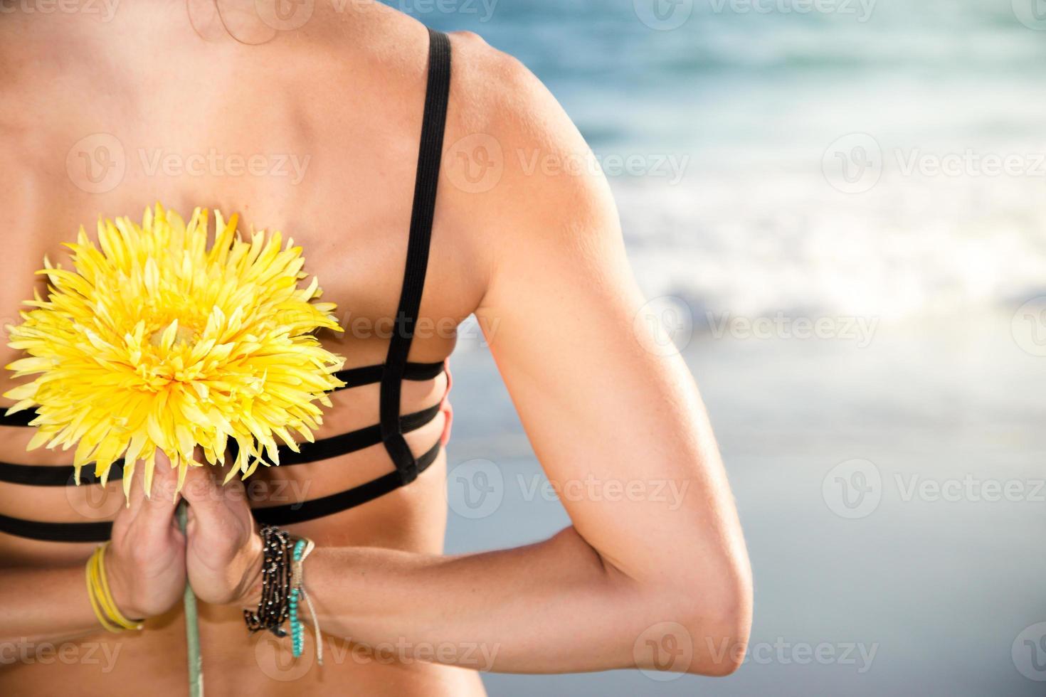 mooie blanke vrouw die lacht op strand foto