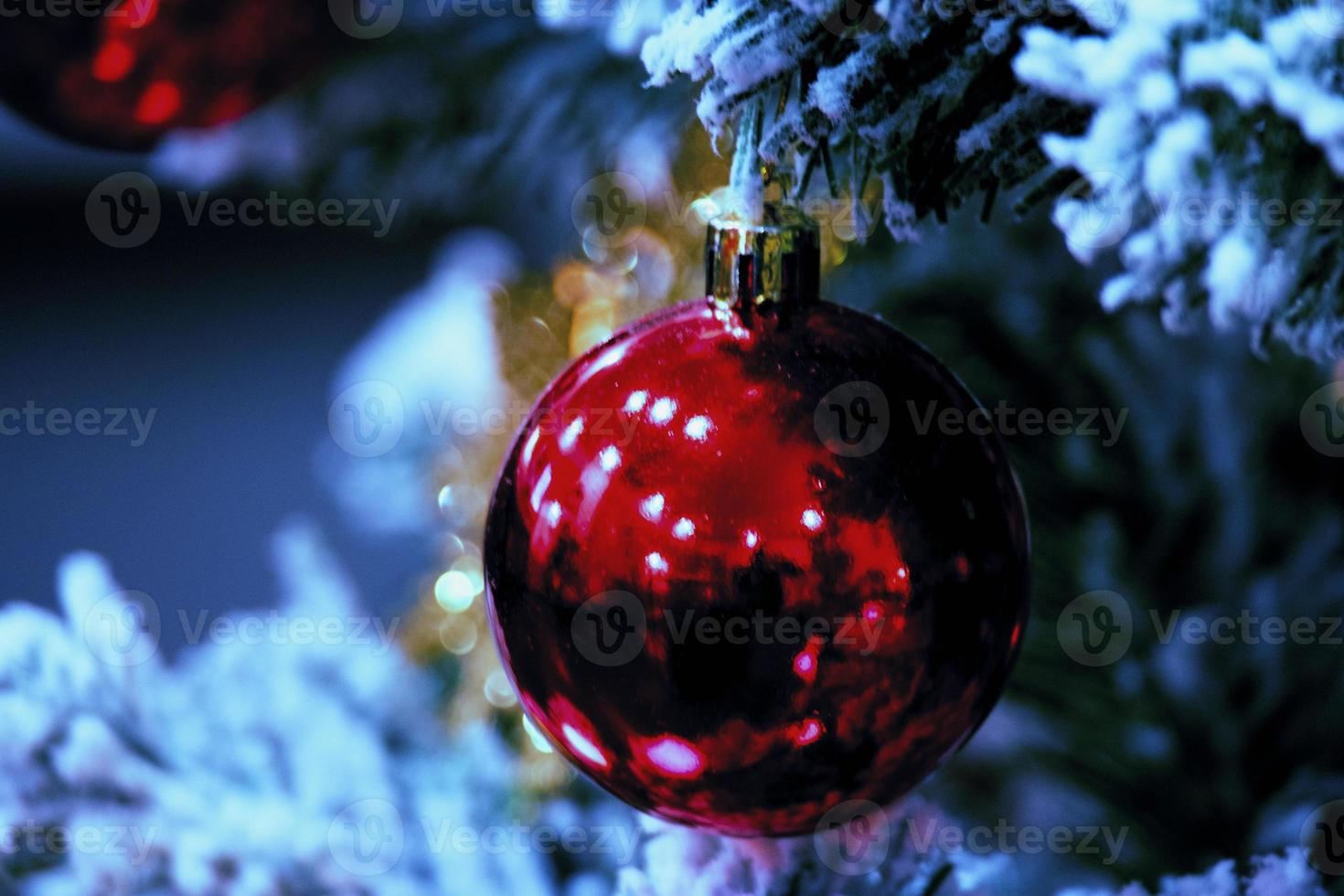 rode bal op kerstboom. prettige kerstdagen en gelukkig nieuw foto