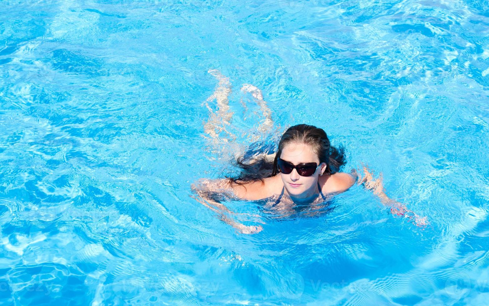 jong meisje in het zwembad foto