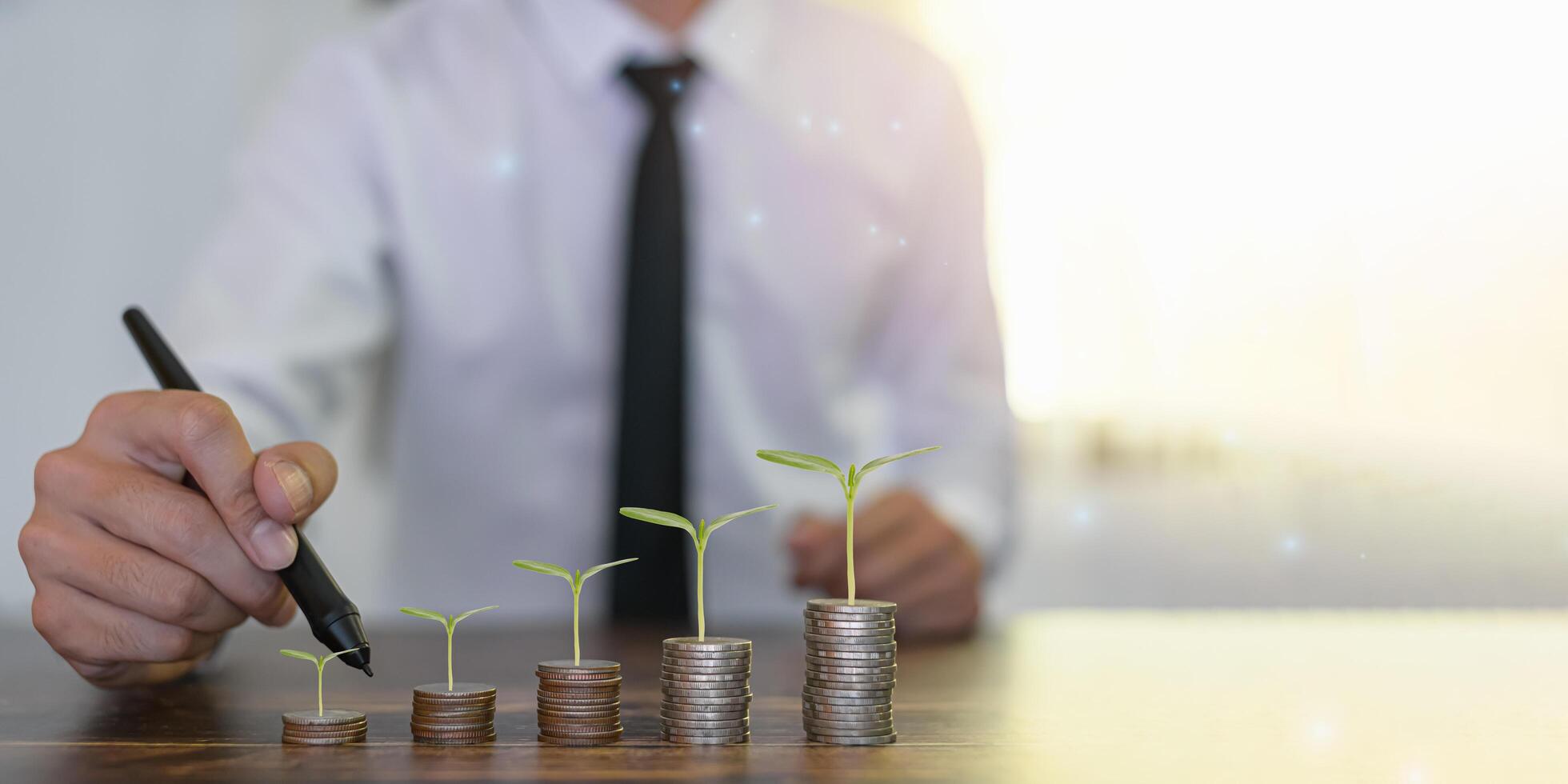 investeringen besparen, handelen, sparen en winst maken met rente, geld laten groeien, planten op munten, financiën en investeringsconcept, handelen, handelaar, investeerder, investeren, metaverse foto