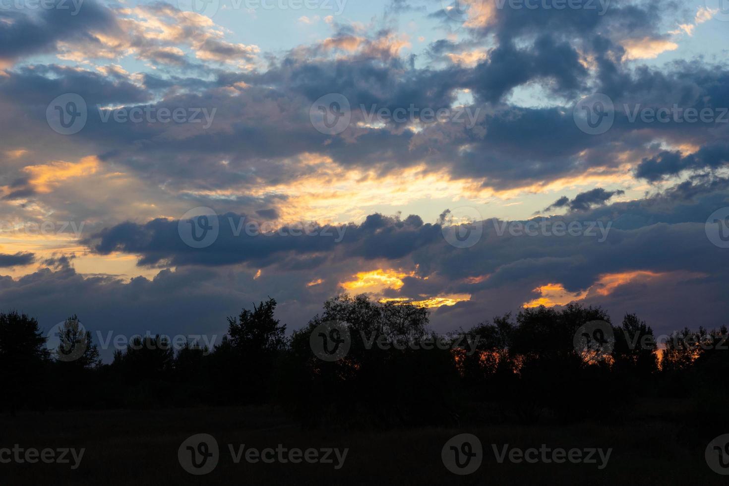 zonsondergang in het wild op de rivier. foto