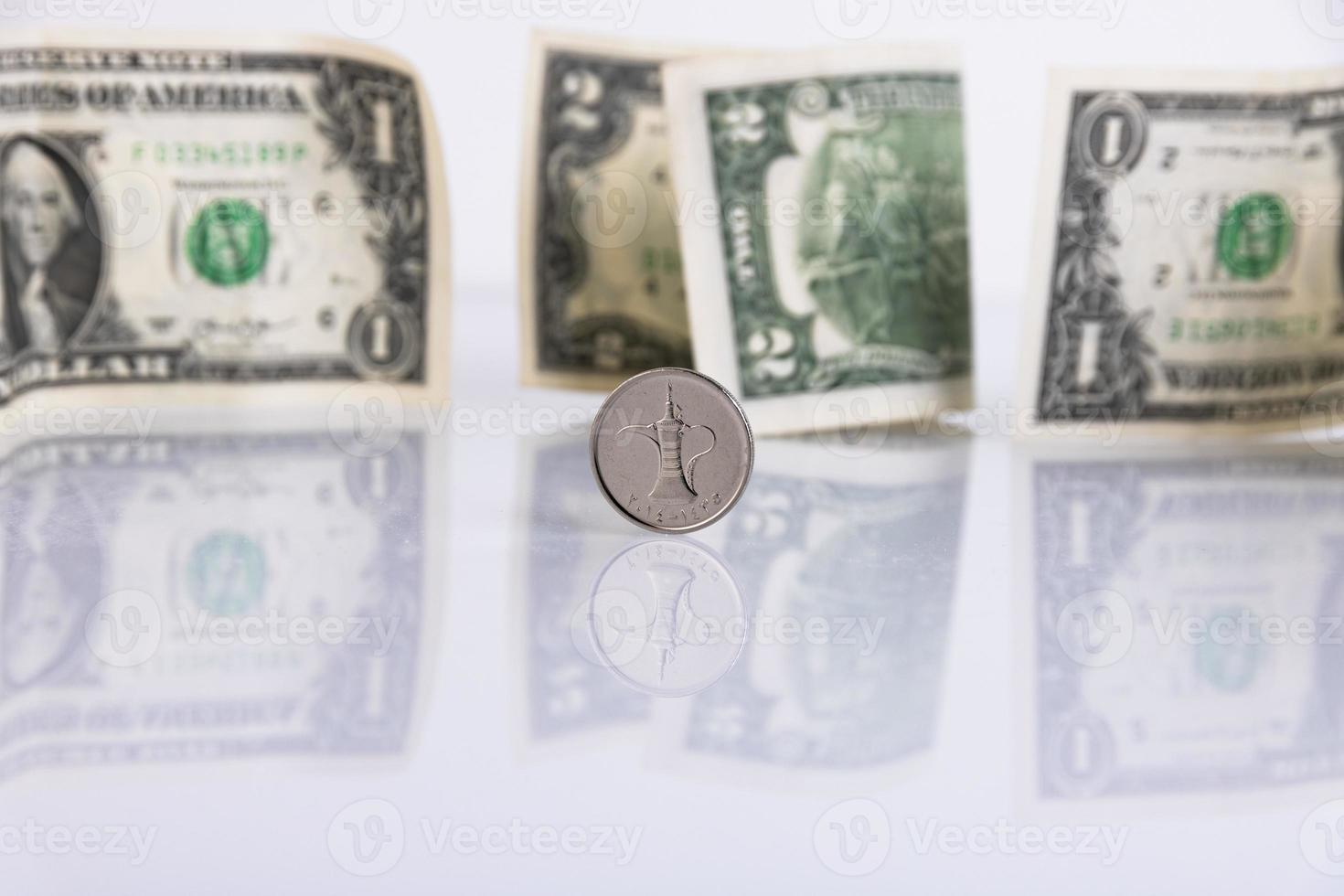 VAE valuta dirham munt, op de achtergrond van papieren Amerikaanse dollars. ruimte kopiëren. foto