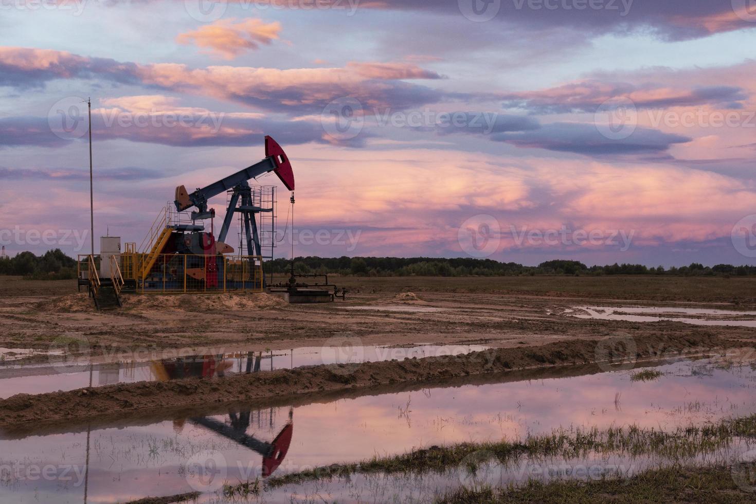 olie industrie. olie platform. oliepompen bij zonsondergang. ruimte kopiëren. foto