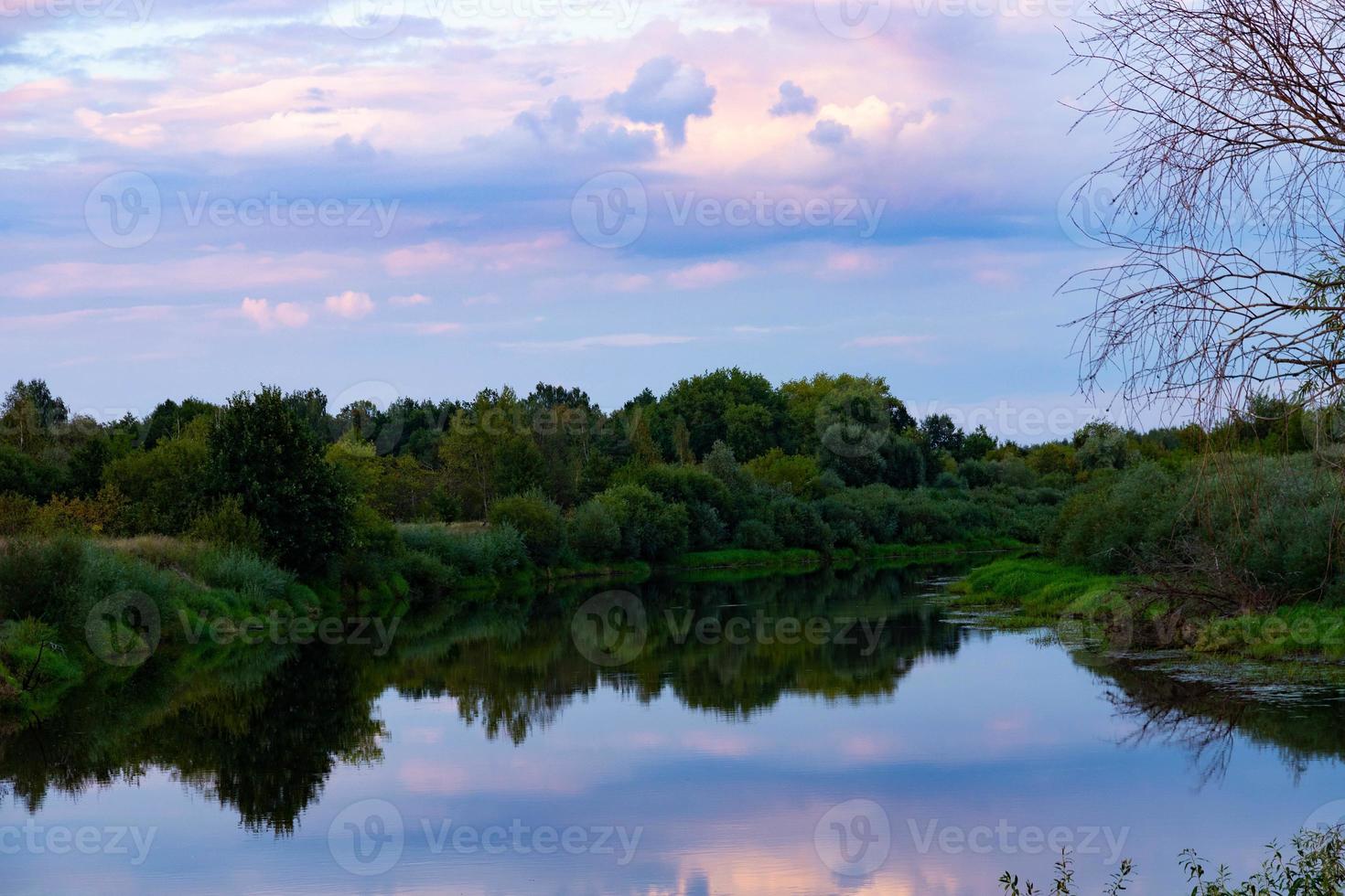 zonsondergang in het wild op de rivier. foto