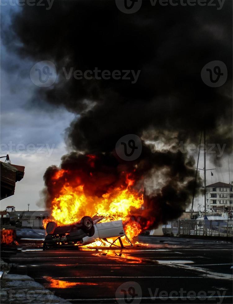 voertuig omgeslagen in vlammen foto
