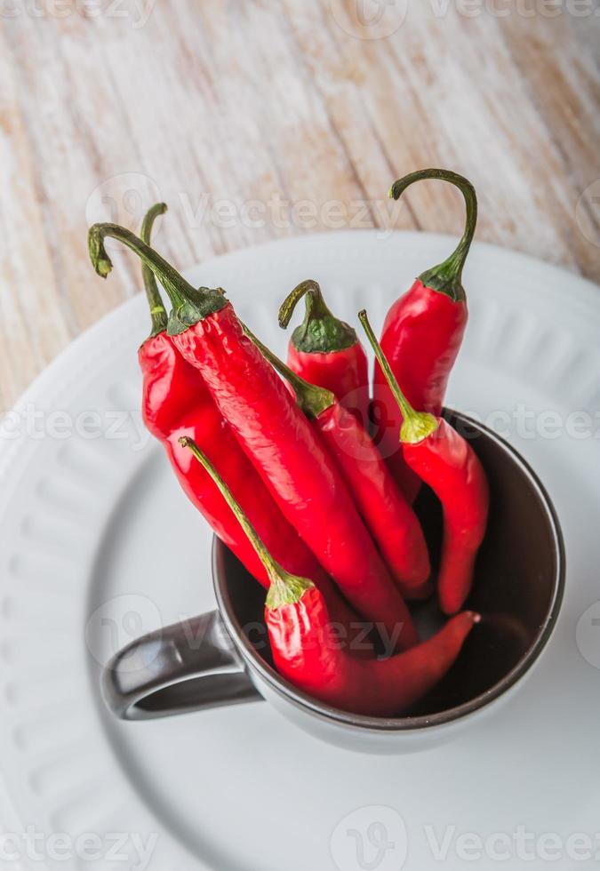 red hot chili peppers in een zwarte kop foto