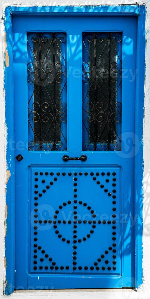 blauwe deur met ornament als symbool van sidi bou zei foto