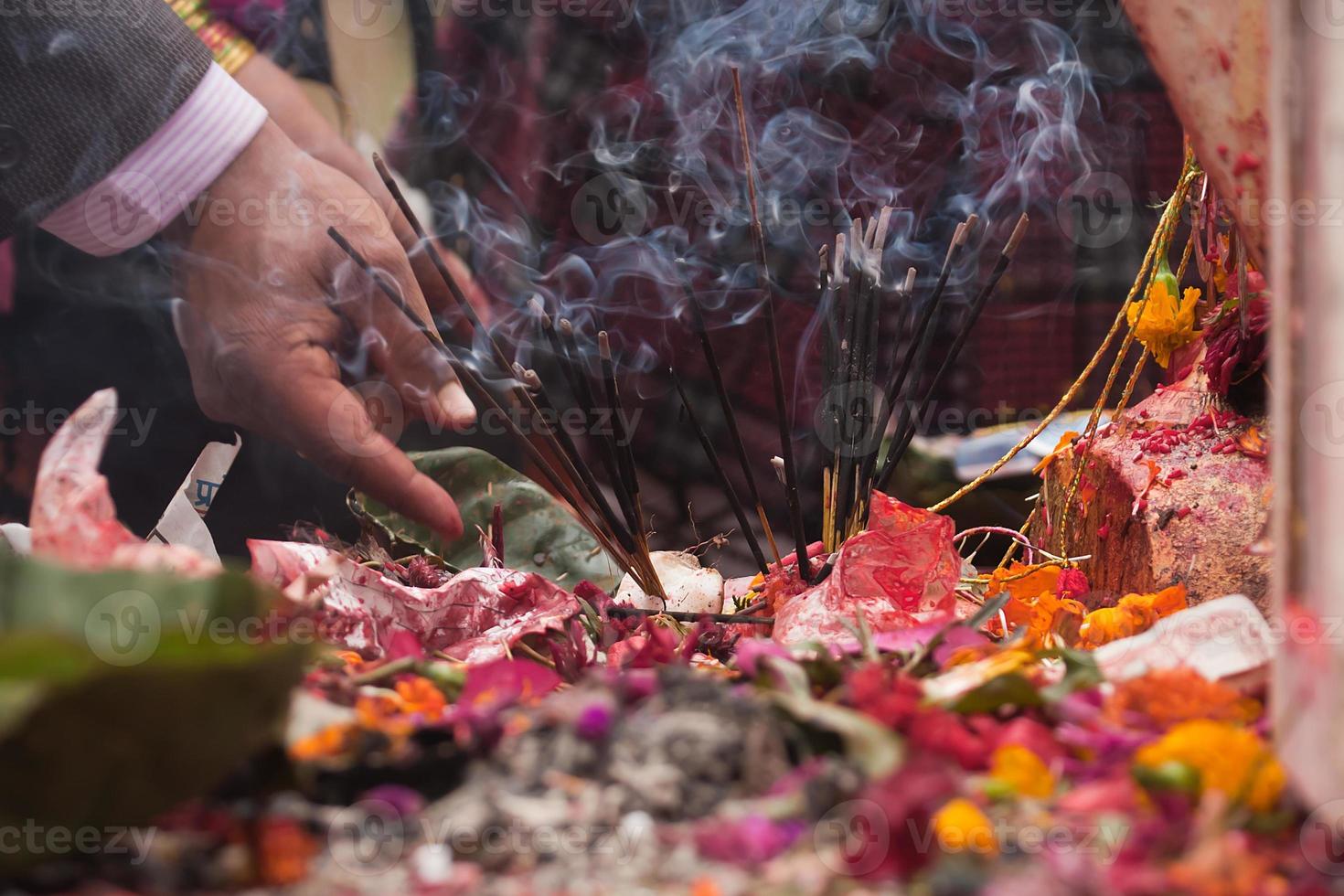 offer in hindoeïstische tempel in nepal foto