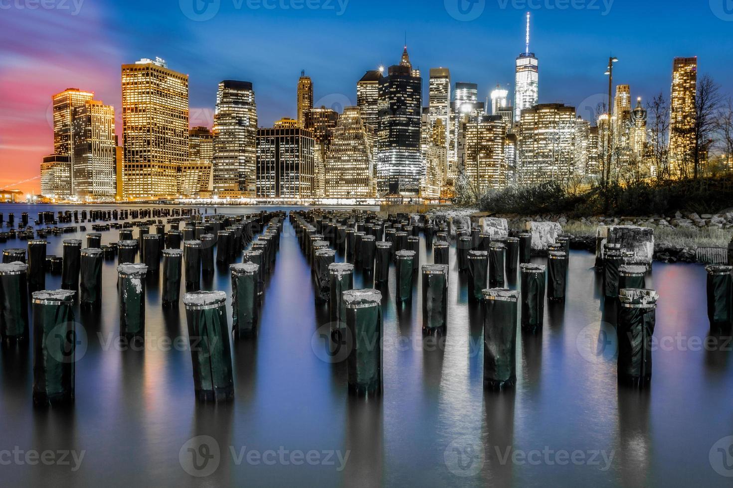 nyc bij zonsondergang uitzicht op het water foto