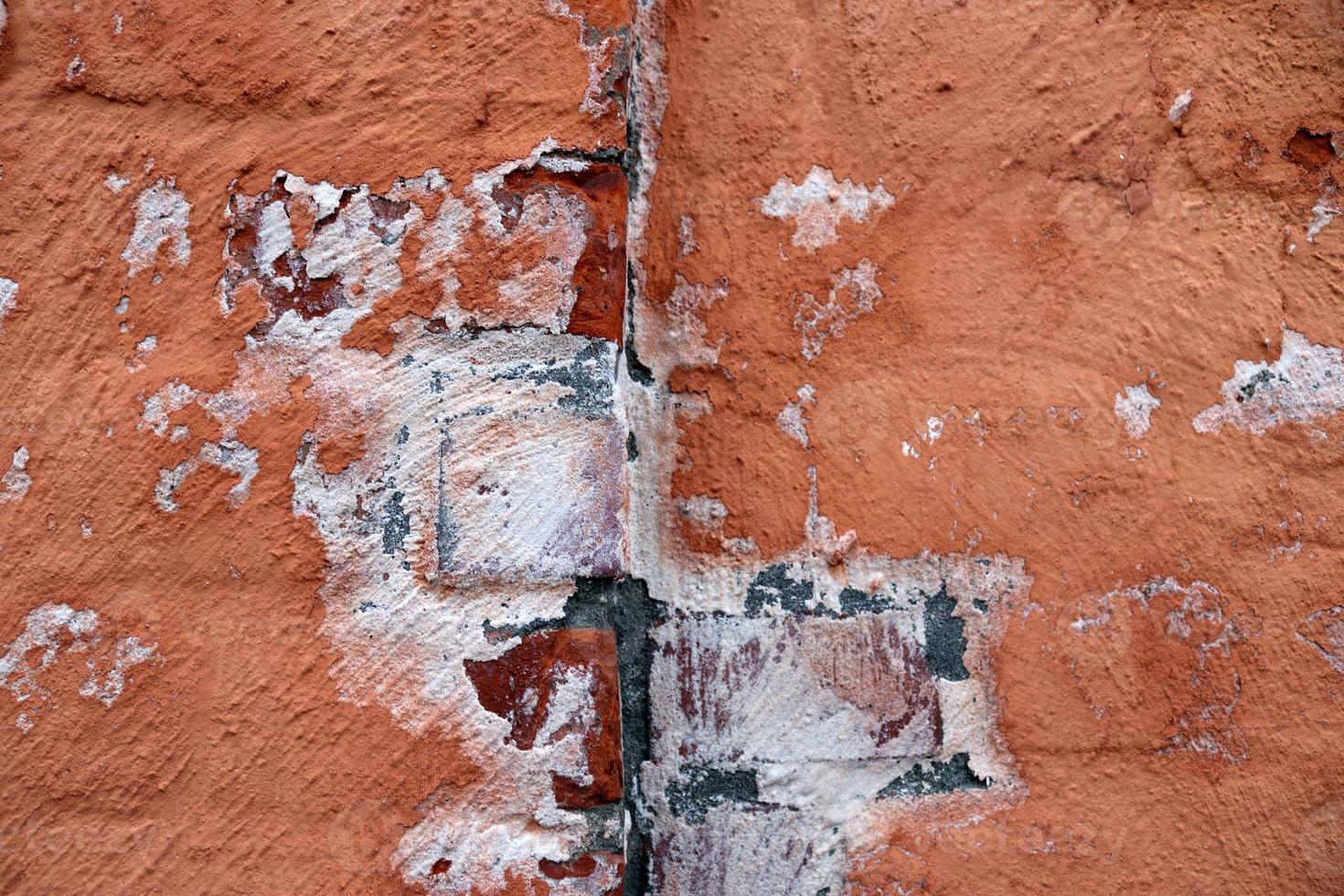 oude bakstenen muur. textuur van oude verweerde bakstenen muur panoramische achtergrond foto