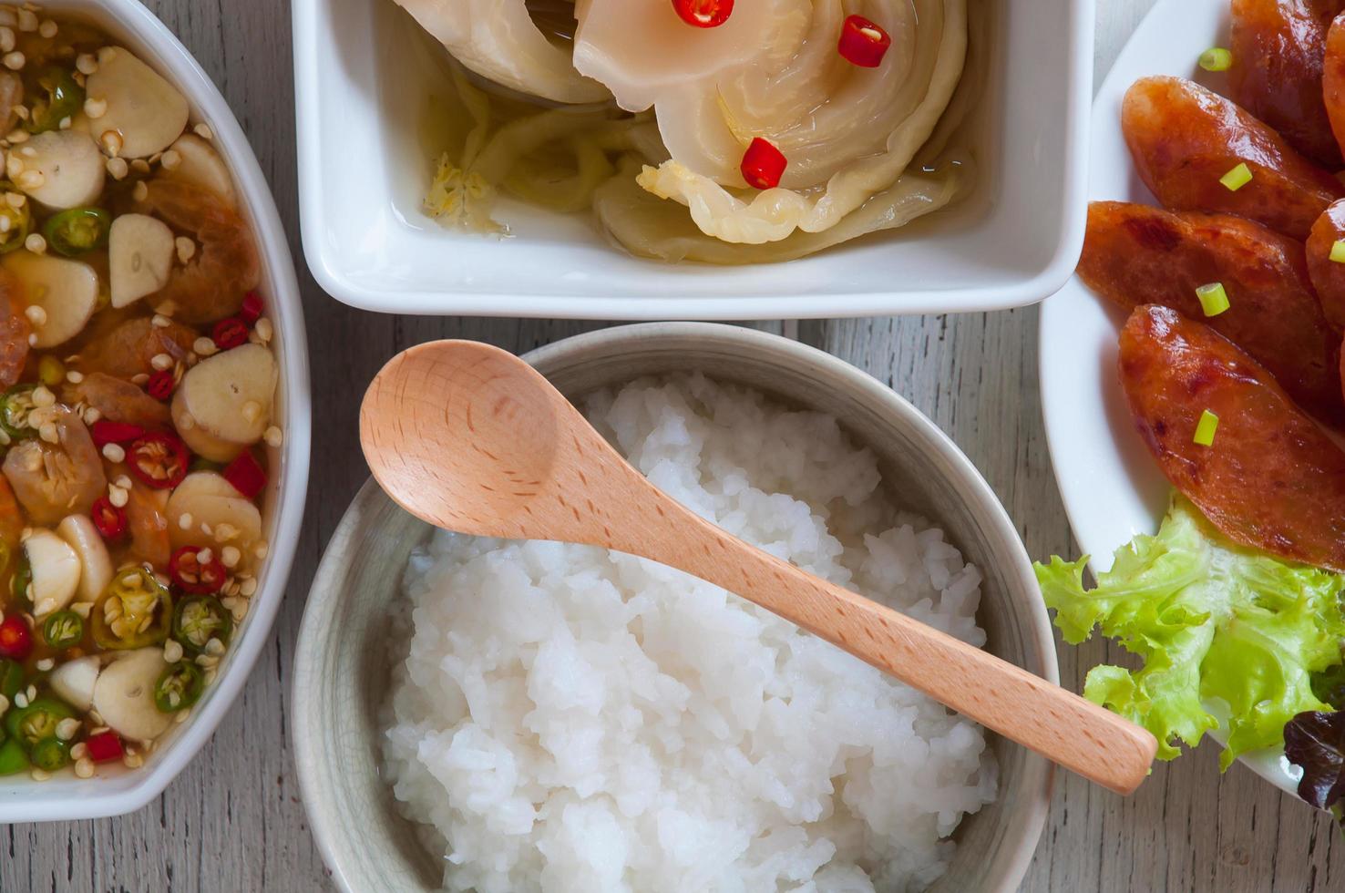 zachtgekookte rijst met ander voedsel in Thaise stijl foto