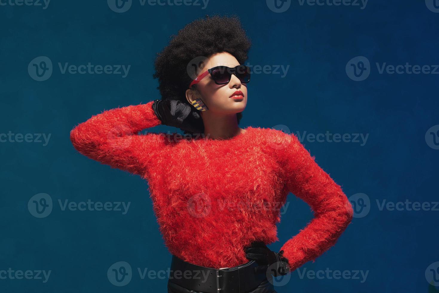 vrouw vormt in modieuze kleding met zonnebril foto